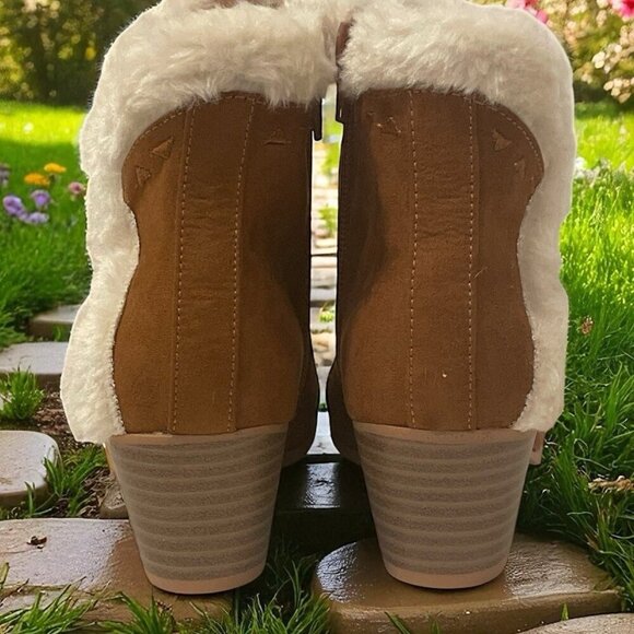 Unr8Ed Other - UNR8ED Coco Girls Faux Fur Ankle Boots Youth Size 13M Chestnut Trim Block Heel